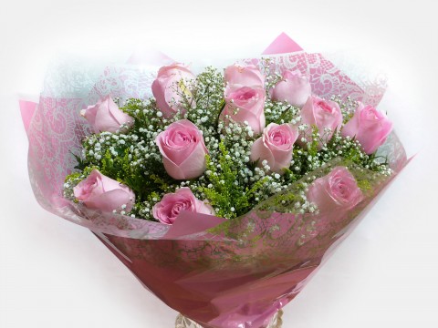 Buque com 12 Rosas Importadas Fechada Cor-de-Rosa